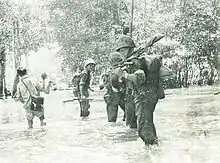Marinir à la poursuite de combattants de la rébellion de la Permesta (1957-1961)