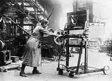 Ouvrière montrant le fonctionnement d'un chariot élévateur, Bradford, 1918.