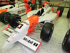 La Dallara-Chevrolet de Penske Racing victorieuse à l'Indy 500 de 2002 (IMS Hall of Fame Museum).