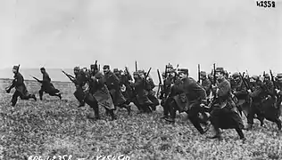 Infanterie française chargeant à la baïonnette (1914).