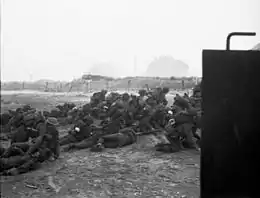 Description de l'image Infantry waiting to move off 'Queen White' Beach.jpg.