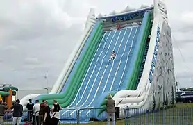 Toboggan gonflable temporaire en 2008 à Gloucestershire (Grande-Bretagne).