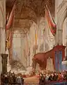 Dans une église décorée de nombreux étendards, un homme debout en uniforme et situé sous un dais est regardé par un public nombreux.