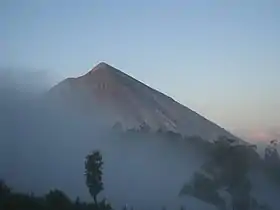 Le "Gunung Inierie", présente également les caractéristiques d'un volcan gris. Les analyses géologiques et sismologiques ont révélé que l'activité éruptive du volcan est demeurée nulle sur une longue période. Il s'agit d'un volcan dit éteint. Il culmine à 2 245 mètres.
