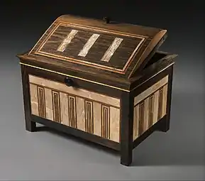 Boîte marquetée pour récipients cosmétiques de Sithathoryounet ; 1887-1813 av. J.-C. ; ébène, incrustation d'ivoire et de bois rouge (restauré) et garniture en or ; hauteur : 25,2 cm, longueur : 36,4 cm, profondeur : 25,2 cm ; Metropolitan Museum of Art.