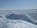 La glace à perte de vue. Notion d'échelle : le monticule au deuxième plan fait environ cinq mètres de hauteur.