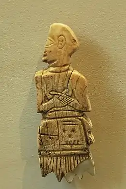 Élément d'incrustation en nacre inscrit au nom d'Akurgal, fils du roi Ur-Nanshe de Lagash, musée du Louvre.