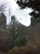 Antenne PB5 (Inmarsat), visible depuis la route d'accès au CTS.