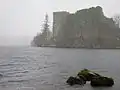 Innis Chonnell se dressant sur son île rocailleuse du Loch Awe dans le blizzard.