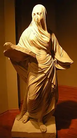 Statue de la foi d'Innocenzo Spinazzi. Une femme voilée de la tête aux pieds nus, dont les formes apparaissent, un grand livre ouvert appuyé sur la hanche