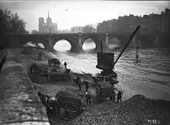 Après les inondations de 1910 au pont de la Tournelle.