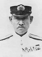 Portrait d'un homme d'origine asiatique portant une moustache en costume d'amiral
