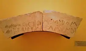 Deux pierres formant un arc avec inscription. Le nom du roi Thrasamund apparait en bas à droite