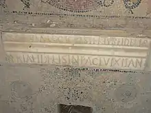 Inscription de marbre insérée dans une mosaïque