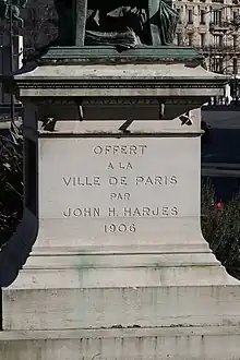 Inscription arrière du piédestal.