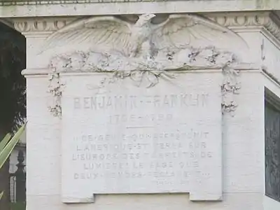 Inscription avant du piédestal.