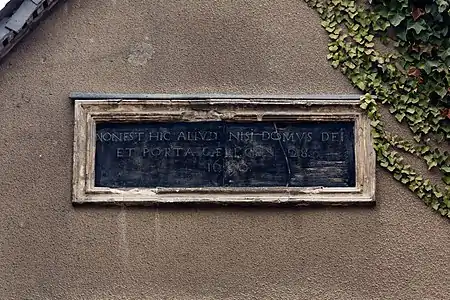 Inscription du livre de la Genèse sur le fronton de la façade de l'ancien jeu de paume transformé en chapelle.