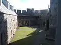 Vu de l'ouest (de gauche à droite) : Marion of the Head's Addition et Great Hall accolés, la chapelle, Gockman's House et un angle du donjon.