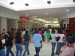 Nigérians faisant du shopping dans un centre commercial à Lagos