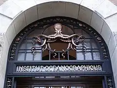 Porte d'entrée principale de l'Institut.