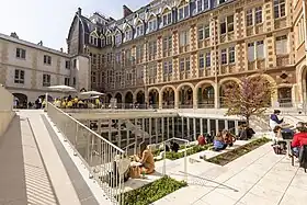vue en contreplongée de la façade de l'Institut catholique de Paris