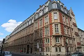 Façade de l'Institut catholique de Paris au croisement de la rue d'Assas et de la rue de Vaugirard (Paris 6e).