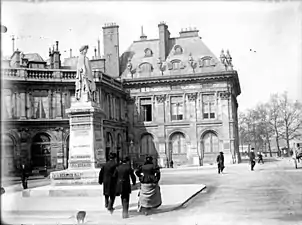 La statue devant l'Institut en 1898.