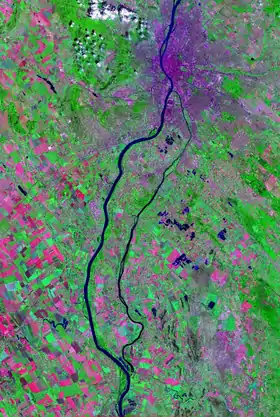 Photo satellitaire de l'île de Csepel. Budapest est au nord en violet.