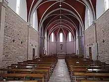Intérieur de l'église avec la nef en premier plan et la chœur en arrière-plan.