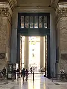Entrée à double portes de bronze