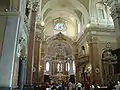 Intérieur de la basilique et maître-autel.