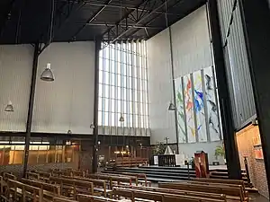 L'intérieur de l'église, avec sa lumière tamisée