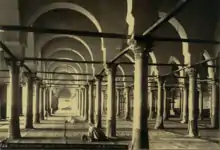 Photographie d'époque, datée vers 1880, de la salle de prière. Cette vue intérieure de la salle hypostyle montre les nombreuses colonnes, à chapiteaux romains et byzantins, qui portent, par l'intermédiaire d'impostes, les arcs badigeonnés à la chaux.
