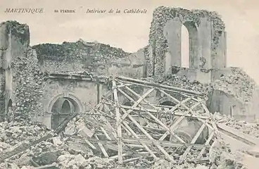 Intérieur ruiné de la cathédrale après l'éruption du 20 mai 1902.