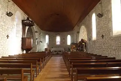 Intérieur de l'église avec la crèche à droite.