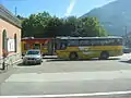 Un CarPostal et une rame du BVB à la gare CFF, un exemple type de l'intermodalité des transports en Suisse (août 2013).