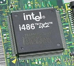 Intel 486DX2 50MHz @ 3.3V (8KB Cache). Cette puce, basée sur la microarchitecture 80486, disposait d'un doubleur d'horloge fonctionnant à 50 MHz. Elle comprend l'unité de calcul en virgule flottante FPU 80387. Mai 2023.