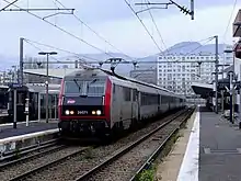Un train Intercités arrêté en gare et en instance de départ pour Paris