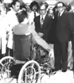 El Kassab discutant avec un patient handicapé lors de l'ouverture du Centre national d'orthopédie de Ksar Saïd en 1971.