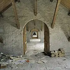 Enfilade sous les combles d'un ancien hôpital, Veenhuizen (Noordenveld), Pays-Bas.