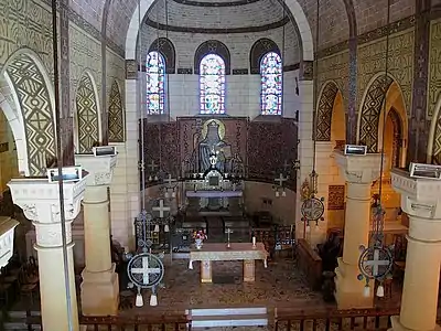 Intérieur de l'église. Le chœur vu de la tribune.