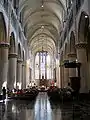 Intérieur de la basilique de Tongres. Les colonnes et leurs chapiteaux rappellent le gothique brabançon. Le chœur avec ses hautes baies est typiquement mosan.