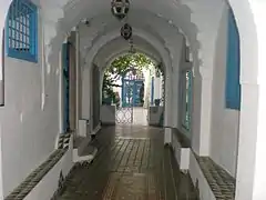 Corridor vers un patio.