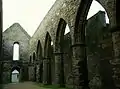 Les grandes arcades de la nef. Au fond, la façade ouest, romane.