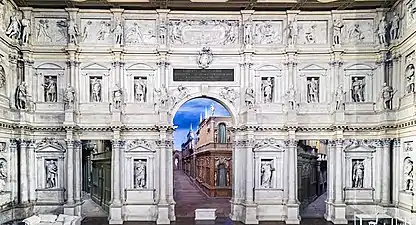 Détail du décor en bois de Vincenzo Scamozzi, visible à travers la porte royale du mur de scène