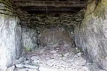 l'intérieur d'une grotte.