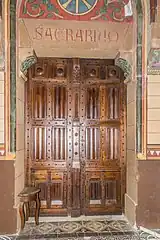 Porte d'accès à la sacristie, ancienne chapelle Saint-Martin, dans l'abside.