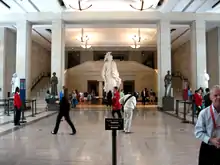 Vue du grand hall du Capitole (devant la statue)