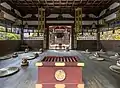 Vue intérieure du temple bouddhiste Hounen Jonin Gobyo (Tombe) avec un coffre en bois rouge, des tapis en paille ronds individuels et des objets religieux, à l'intérieur du vaste complexe de Chion-in, arrondissement de Higashiyama-ku, Kyoto, Japon. Juin 2019.