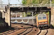 Une locomotive BB 26000 tirant des voitures Interloire dans une courbe près de Blois.